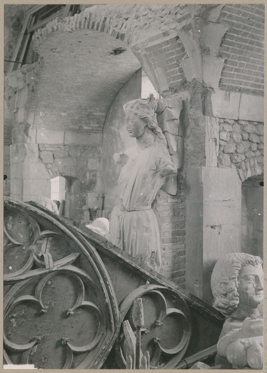 Statue de l'Église, reconstituée ; Au premier plan, gâble d'horloge