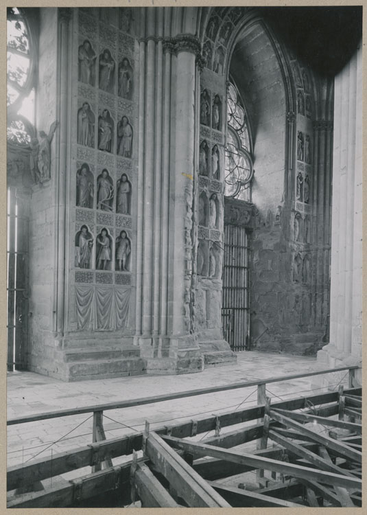 Façade ouest, porche central : le revers depuis le bas-côté sud ; Statues de prophètes ; Chantier : au sol, fermes pour la charpente