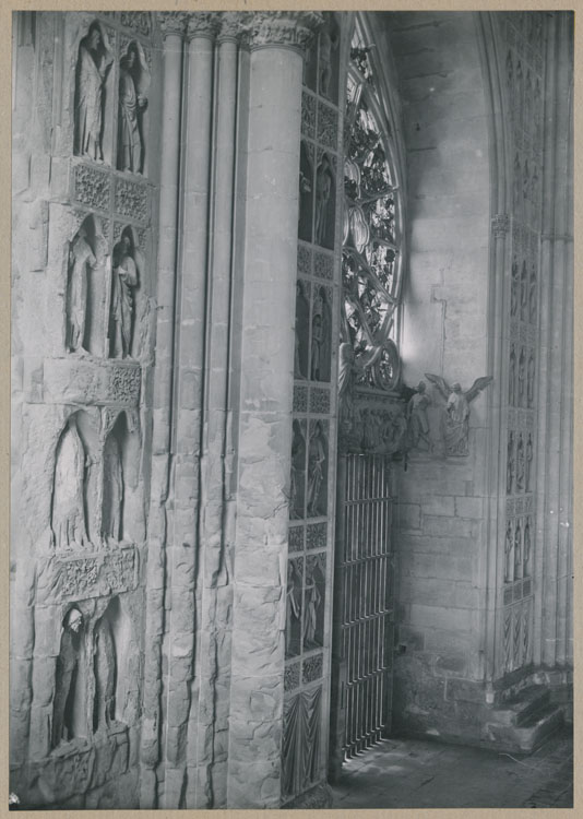 Façade ouest, porches sud et central : revers depuis le triforium sud ; Statues de prophètes rongées par l'incendie