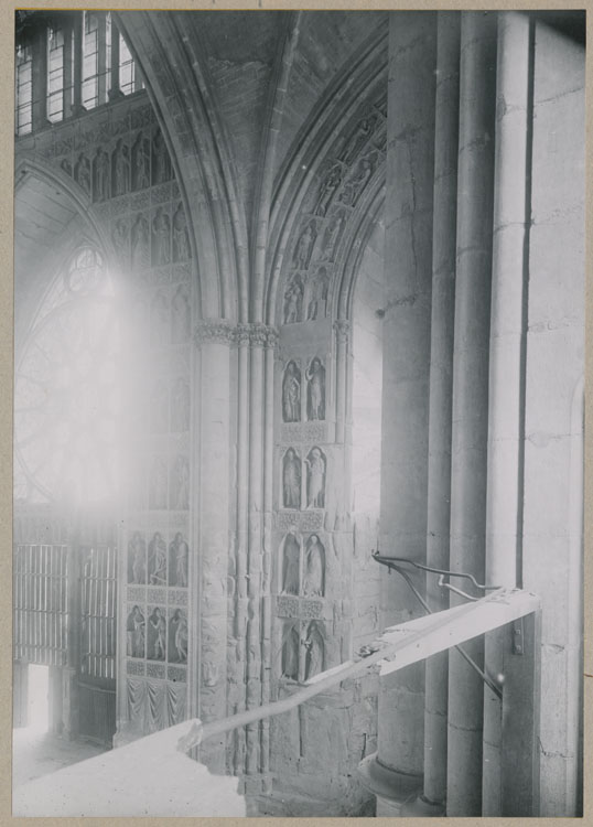 Façade ouest, porches central et nord : le revers depuis le triforium nord ; Statues de prophètes