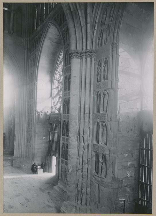 Façade ouest, porches central et nord : le revers depuis le triforium nord ; Statues de prophètes rongées par l'incendie