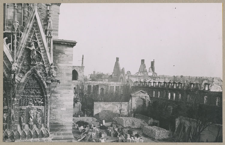 Le palais archiépiscopal incendié et le coin sud-ouest de la cathédrale