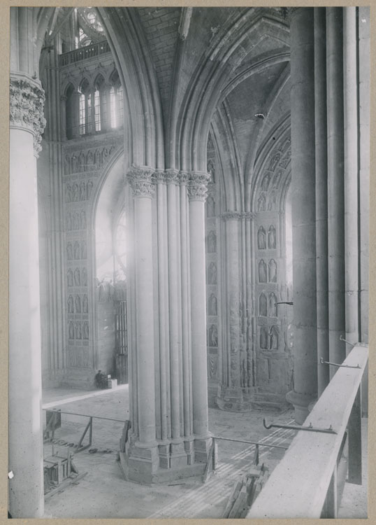 Façade ouest : pilier de la nef et revers des porches central et nord, depuis le triforium nord