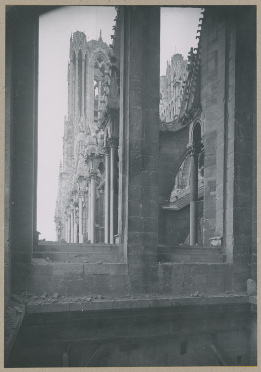 Les tours et la façade sud vus d'une verrière du croisillon sud du transept