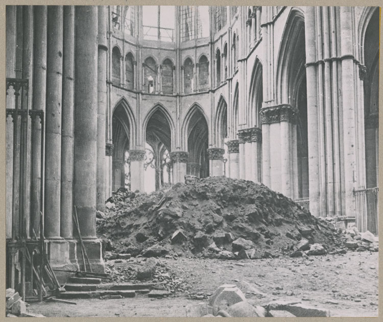 Le choeur après les bombardements, vu du croisillon nord du transept ; Le maître-autel sous les débris de la voûte