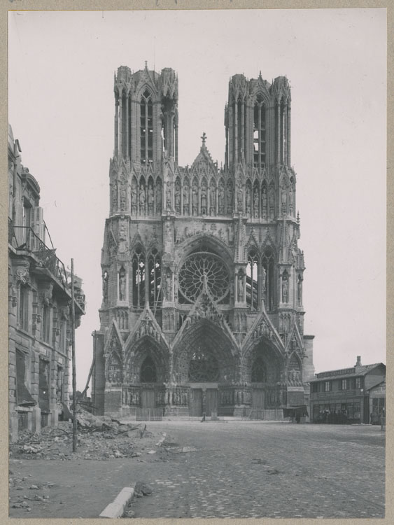 Façade ouest : vue d'ensemble depuis la rue Libergier