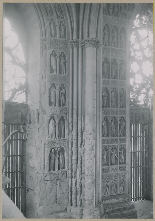 Façade ouest, porches sud et central : le revers vu depuis le triforium sud ; Statues de prophètes rongées par l'incendie