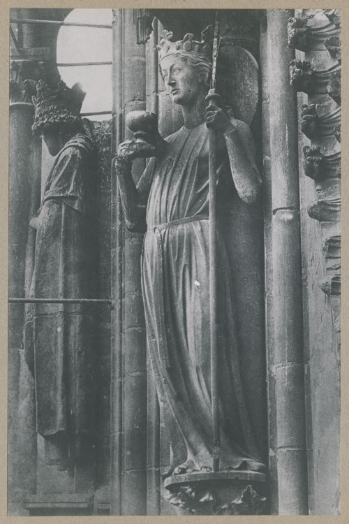 Transept, croisillon sud, côté gauche de la rose : statues de l'Église et de Louis le Débonnaire