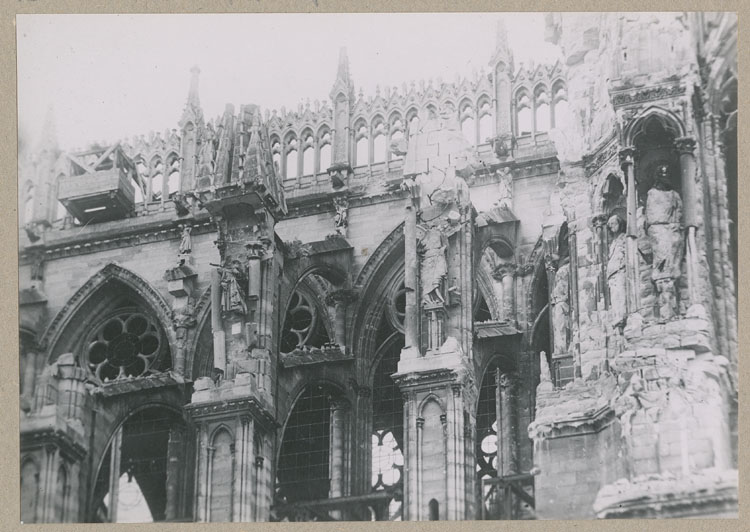 Transept, croisillon sud : statues de rois détériorées par les bombardements