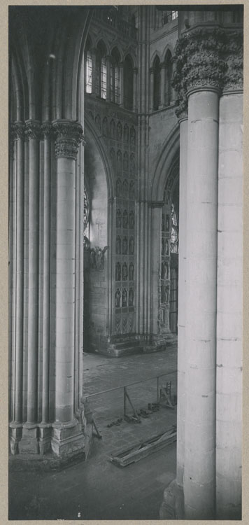 Façade ouest : piliers de la nef et le revers du porche central, depuis le triforium sud