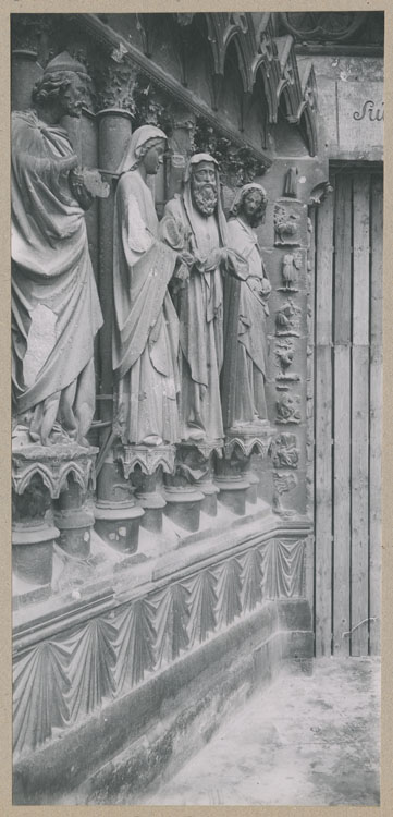 Façade ouest, porche central, ébrasement gauche : statues de Joseph, la Vierge à l'Enfant, Siméon et Anne