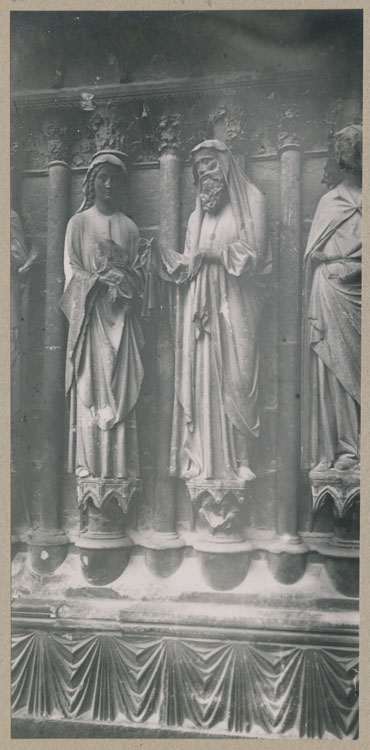 Façade ouest, porche central, ébrasement gauche : groupe de la Présentation au Temple : statues de la Vierge à l'Enfant et Siméon