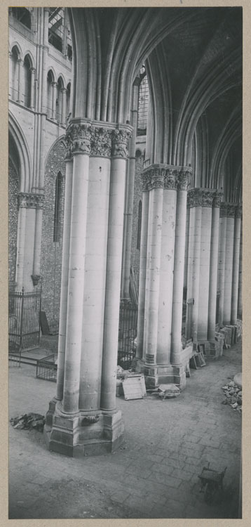 Les piliers de la nef et le début du choeur vus du triforium, façade sud