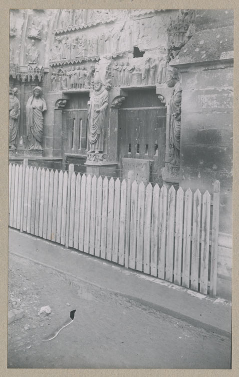 Façade nord, portail des Saints, trumeau : saint Sixte ; Barrière de chantier