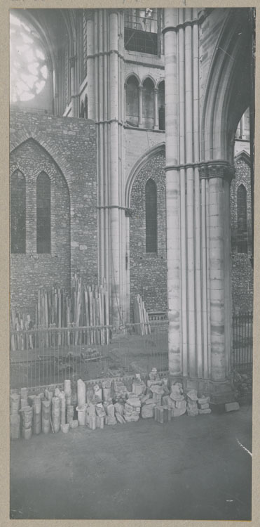 Le mur de séparation de l'église provisoire, depuis le croisillon sud du transept, côté est ; Piliers du choeur