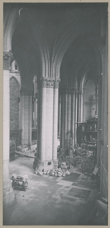 Les piliers du choeur et le retable de l'autel des Apôtres, depuis le triforium du croisillon sud, côté ouest