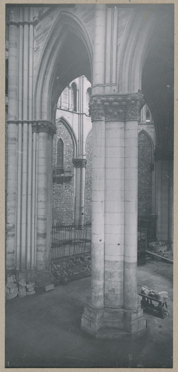 Le mur de séparation de l'église provisoire, depuis le croisillon sud du transept, côté ouest ; Piliers du choeur