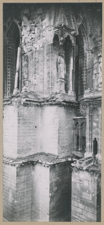 Contreforts du croisillon sud du transept détériorés par les bombardements, depuis l'escalier de la chapelle archiépiscopale