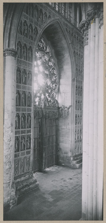 Façade ouest, porche central : le revers, depuis le triforium sud ; Statues de prophètes