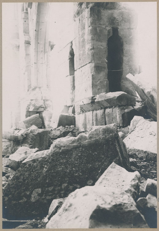 Détail d'un contrefort du chevet, détérioré par les bombardements, pris d'une brèche dans le triforium