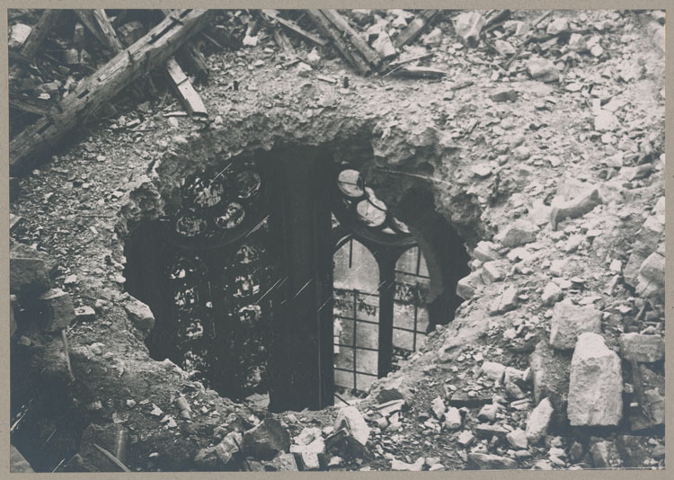 La voûte du choeur crevée par les bombardements ; Au travers du trou d'obus, la chapelle Saint-Joseph vue en contre-plongée depuis les combles