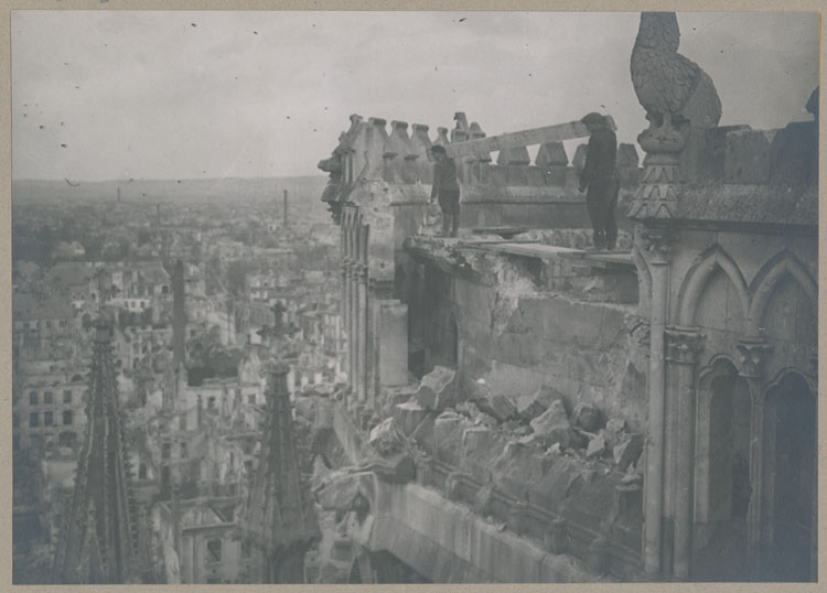 Chevet, côté nord : galerie de couronnement détériorée par les bombardements ; Ouvriers