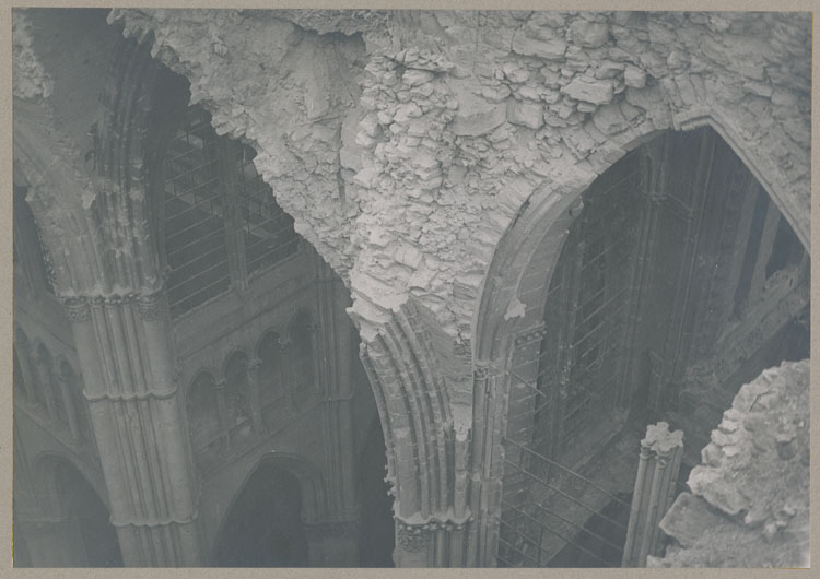 Les voûtes de la croisée du transept crevées par les bombardements ; Vue en contre-plongée depuis les combles