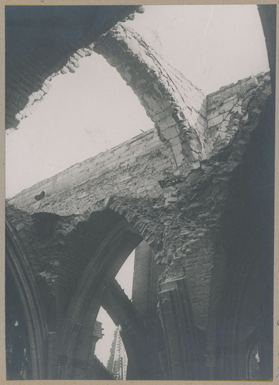 La voûte du choeur crevée par les bombardements, vue en contre-plongée depuis les fenêtres hautes du croisillon nord du transept