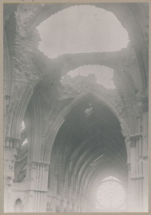 La voûte du choeur crevée par les bombardements, depuis le triforium du chevet côté nord