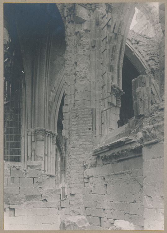 Le pilier sud-est de la croisée du transept détérioré par les bombardements et consolidé, depuis le triforium du croisillon sud