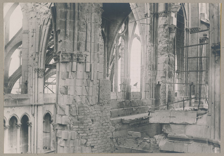 Le pilier sud-est de la croisée du transept détérioré par les bombardements et consolidé, depuis les fenêtres hautes du croisillon sud