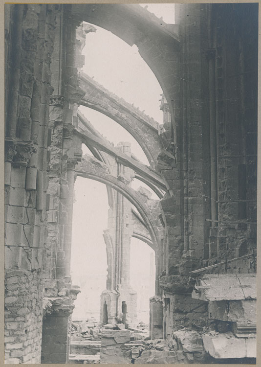 Les arcs-boutants du choeur détériorés par les bombardements, depuis les fenêtres hautes du croisillon sud, côté ouest