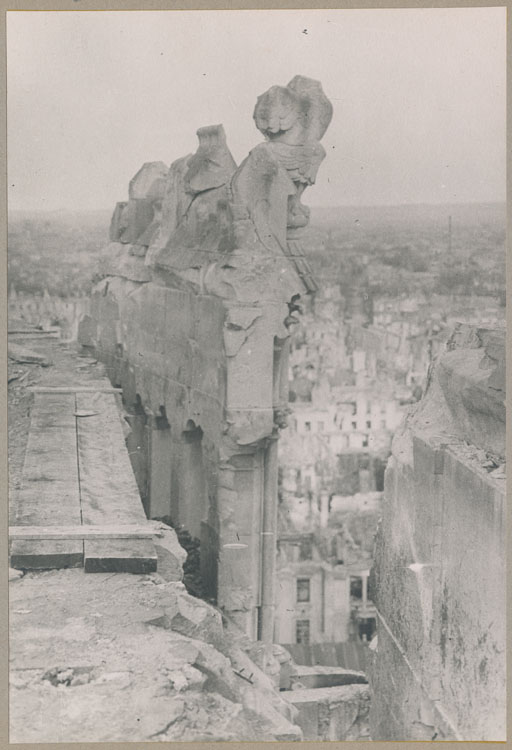 La galerie de couronnement, côté chevet, détériorée par les bombardements