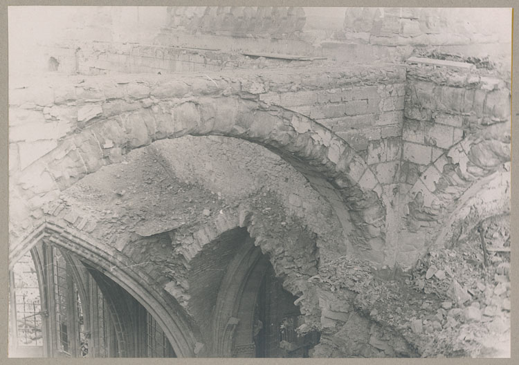 Les voûtes de la croisée du transept crevées par les bombardements ; Vue en contre-plongée depuis les combles