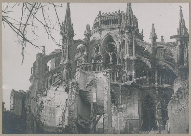 Chevet côté est détérioré par les bombardements, vu de la rue du Cloître