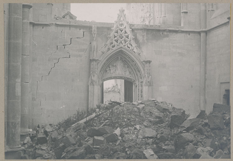 Tympan de porte de la chapelle archiépiscopale, après les bombardements ; Décombres des voûtes