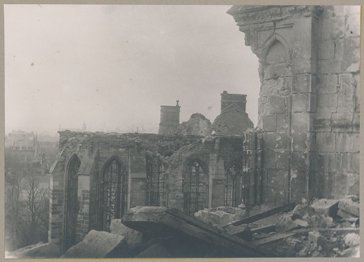 Chevets de la cathédrale et de la chapelle archiépiscopale, détériorés par les bombardements