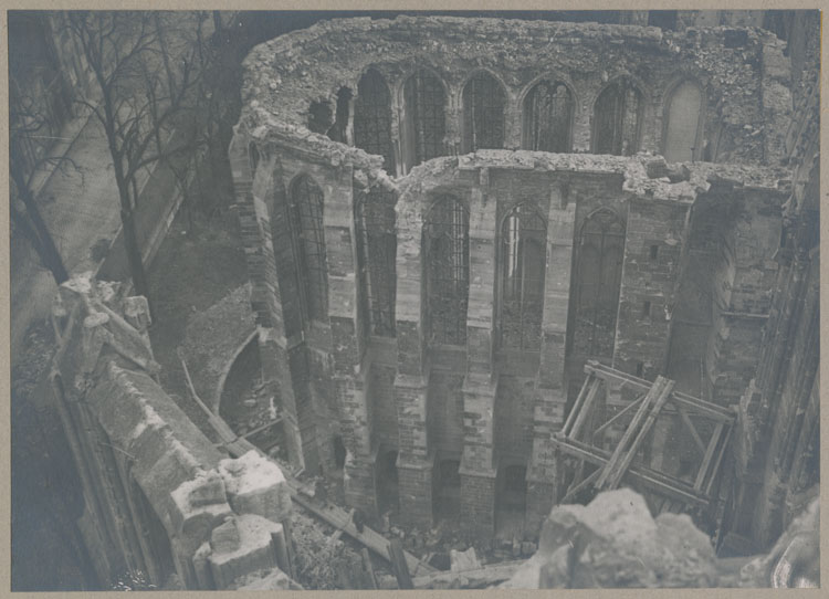 Chevet de la chapelle archiépiscopale, détruite par les bombardements, depuis le chevet de la cathédrale