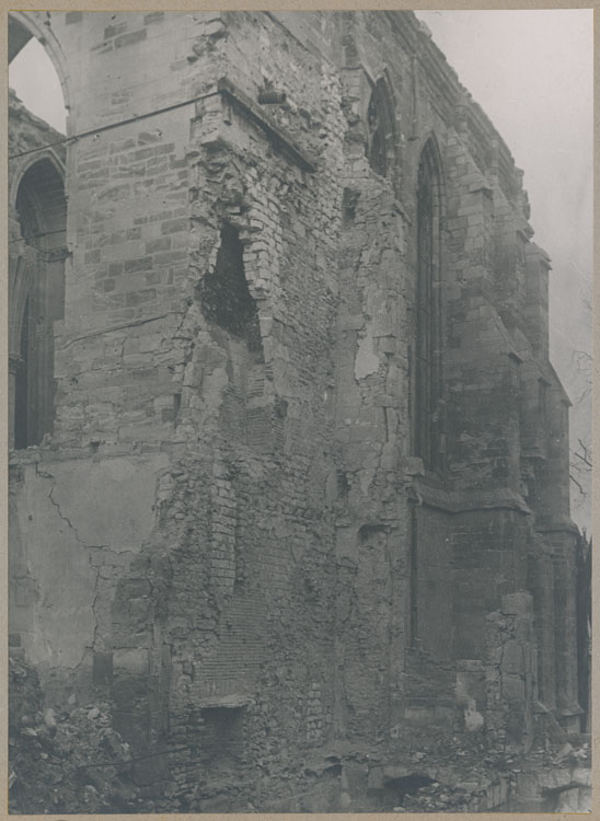 Façade sud de la chapelle archiépiscopale, détériorée par les bombardements