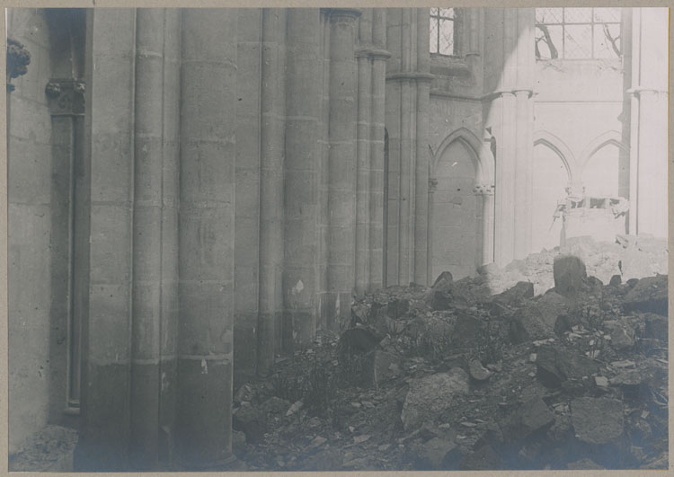 Nef et chevet de la chapelle archiépiscopale, après les bombardements ; Décombres des voûtes