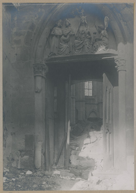 Porte d'entrée de la chapelle archiépiscopale, après les bombardements ; Tympan : le Couronnement de la Vierge ; Décombres des voûtes