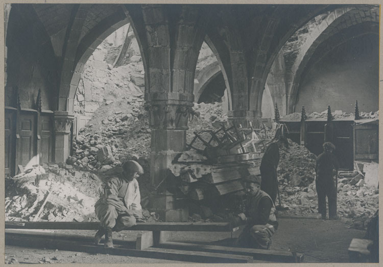 Chapelle basse : voûtes crevées par les bombardements ; Ouvriers