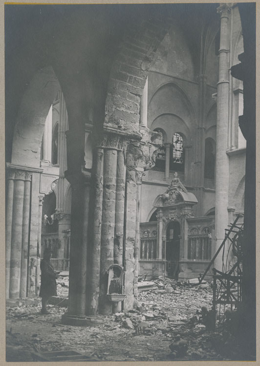 Transept, croisillon nord : la clôture de choeur depuis le bas-côté sud, détériorée les bombardements