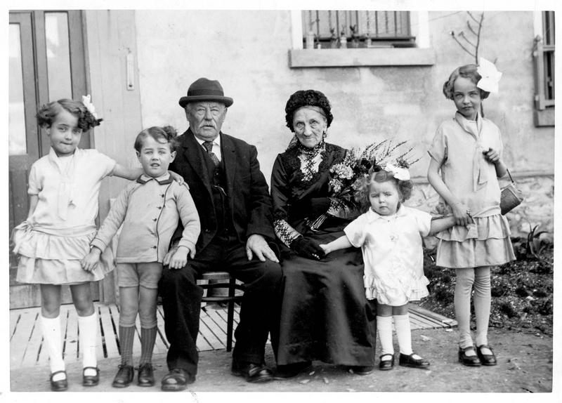 Noces de diamant à Montmagny, Val-d'Oise, monsieur et madame Barret avec leurs petits-enfants