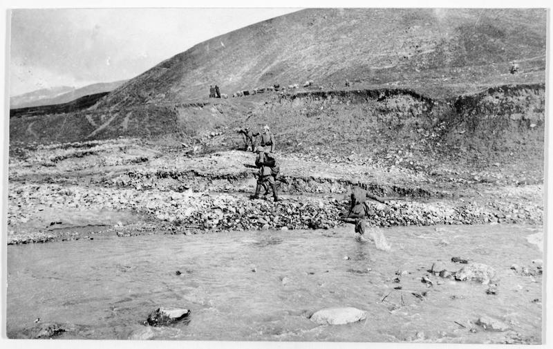 Front oriental. Patrouille allemande traversant un torrent