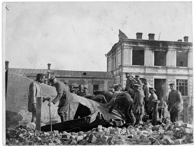 Soldats allemands et prisonniers russes réparant un réservoir d'eau détruit à Bialystok
