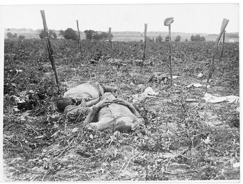 Cadavres sur le champ de bataille en Russie, près de Riga, peu après la fin du combat