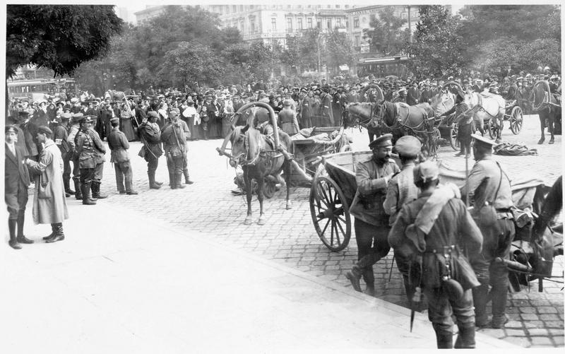 Le public devant la gare pour voir défiler les prisonniers russes