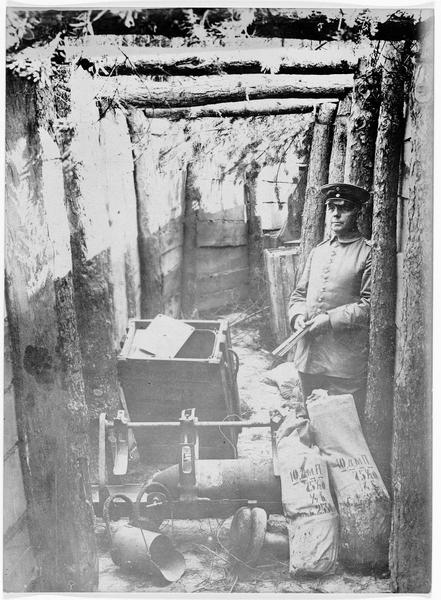 Campagne de Russie. Tranchées russes avec des munitions abandonnées