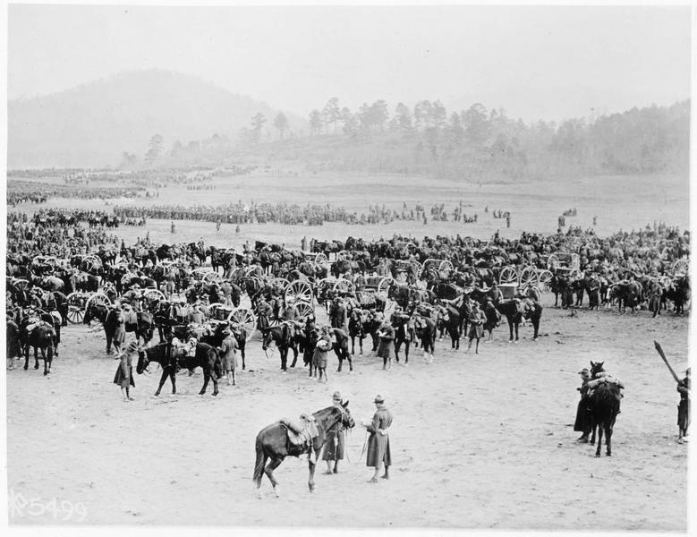 Scène habituelle sur un terrain d'entraînement. Les 6000 hommes présents forment une partie de la 58ème brigade d'infanterie